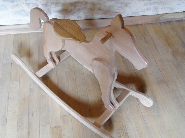 Maël, le cheval à bascule