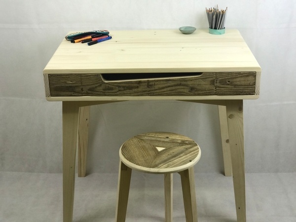 Bureau d'enfant et son tabouret en bois de récupération