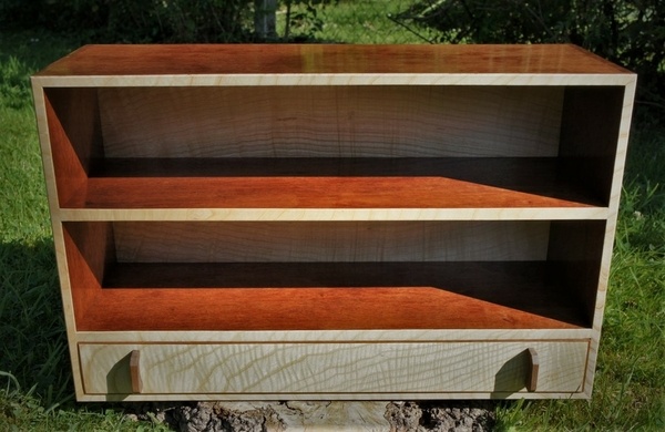 Vitrine pour encres de stylos plumes, avec un rangement pour les stylos.