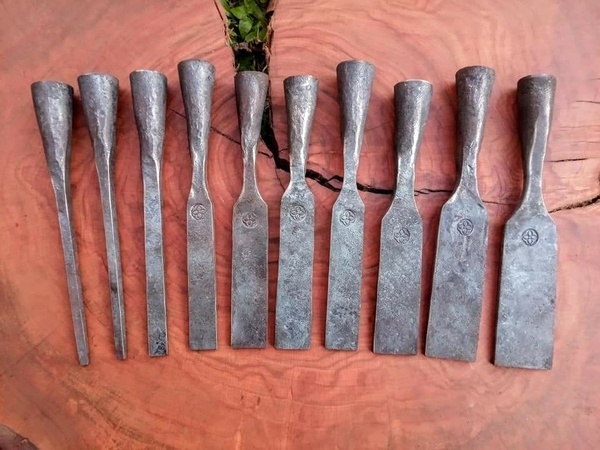 Un forgeron qui réalise de superbes ciseaux à bois