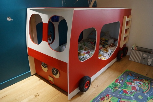 Un lit camion de pompiers