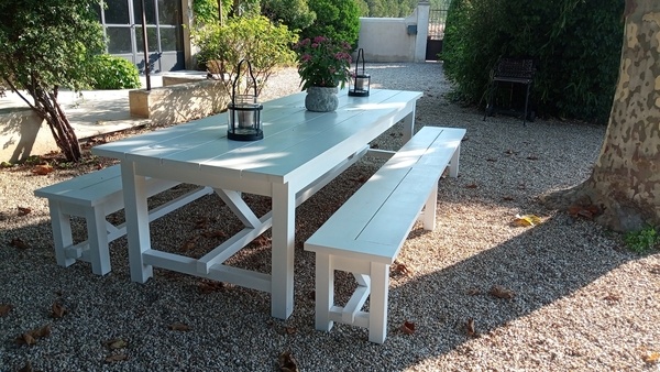 Table et bancs de jardin