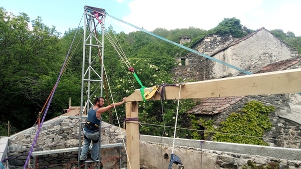 Levage au mât pour ce faîtage en chêne