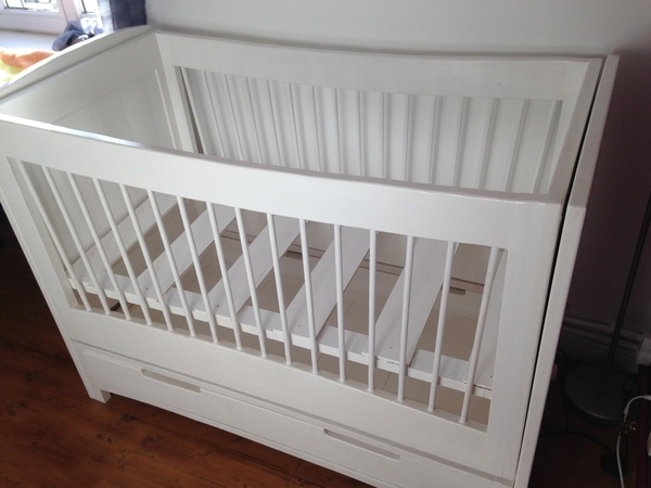 lit fini, peint et vernis