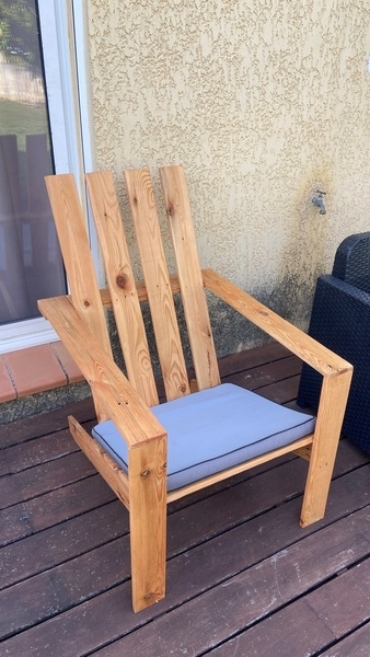 Un fauteuil de jardin en bois de palette