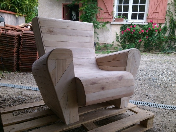 Fauteuil club en bois de palettes