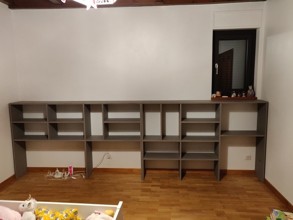 Meuble avec étagères