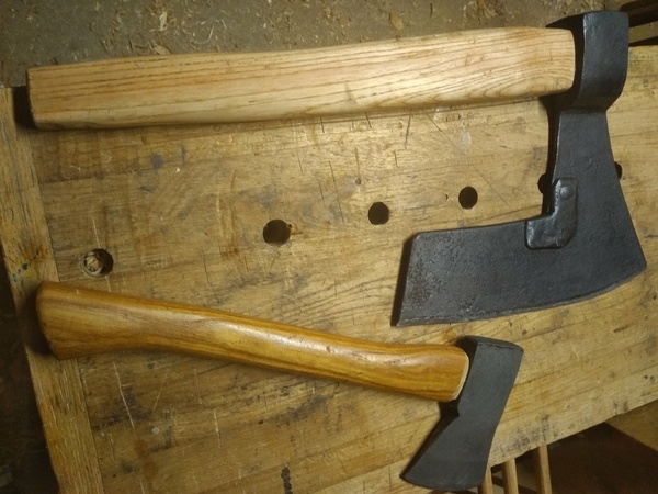 Manches de haches et étuis