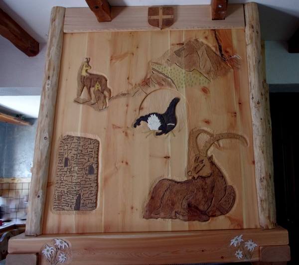 Cheminée savoyarde en Pin cembro et Mélèze