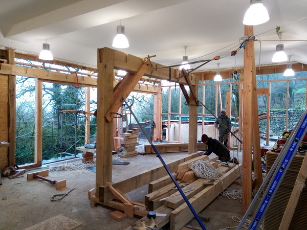 Levage à la chèvre #1. Le portique du sommier en chêne.