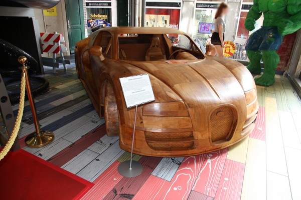 Bugatti Veyron en bois