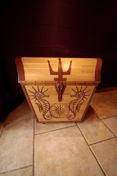 Coffre à jouets, chêne et cuir.