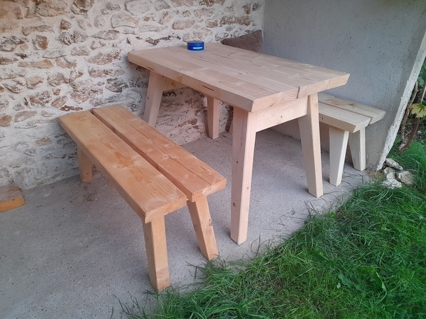 Table et bancs de jardin