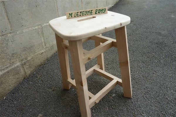 Tabouret à traverses boiteuses