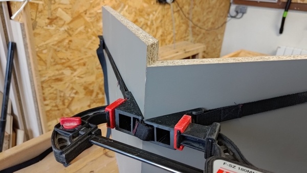 Dispositif de serrage pour coupe d'onglet sur panneaux