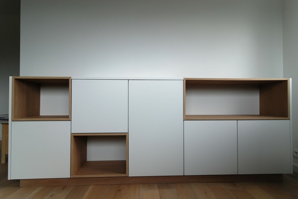 Meuble bas / Bibliothèque - mélange de blanc et latté chêne