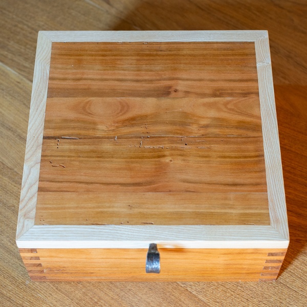 Boîte en merisier et frêne