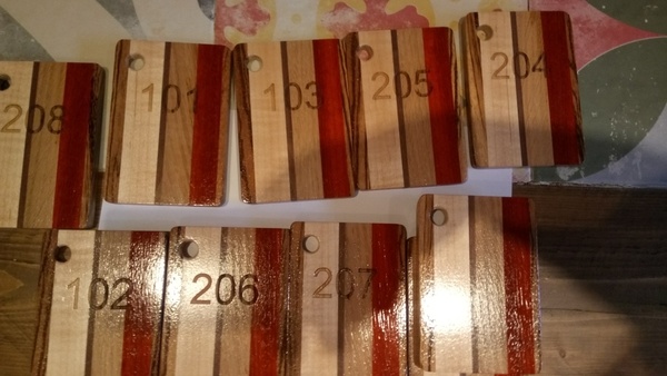 Porte clés custom made pour hôtel en bois exotique,  gravure laser