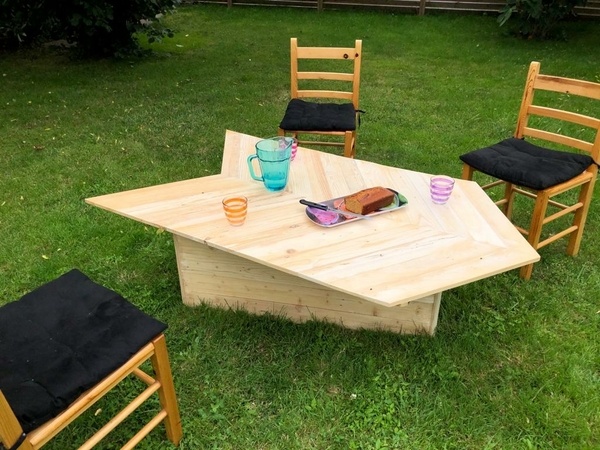 Table en forme de flèche