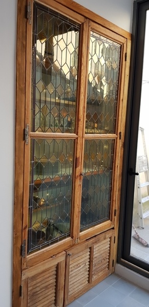 Pose d'un vaisselier à partir de vieux matériaux