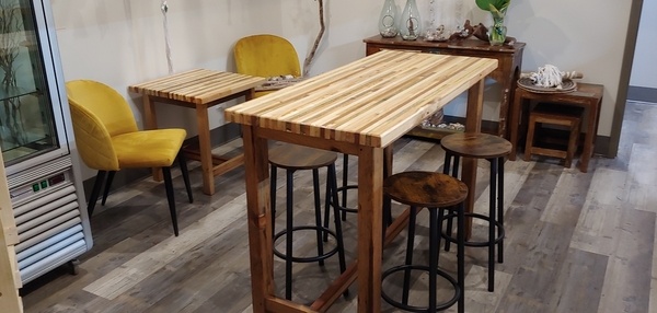 Table en bois de récupération, plateau en palettes et base en pin récupérer sur une tête de lit
