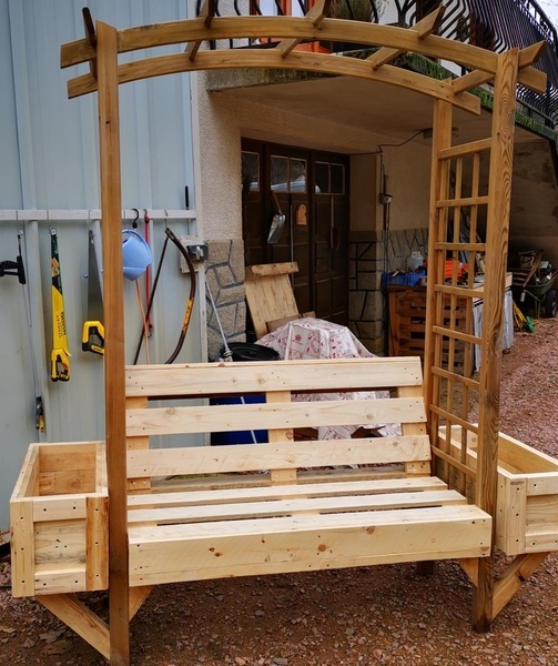 Banc extérieur avec pergola et bacs a fleurs