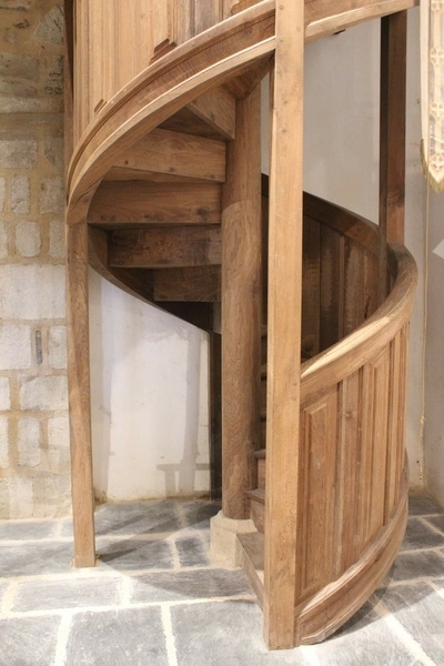 Escalier courbe régulière 1/4 tournant pour accéder à la tribune de l orgue