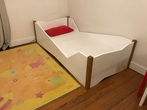 Un lit d'enfant antichute