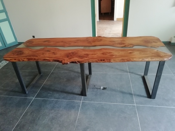 Table en orme et résine