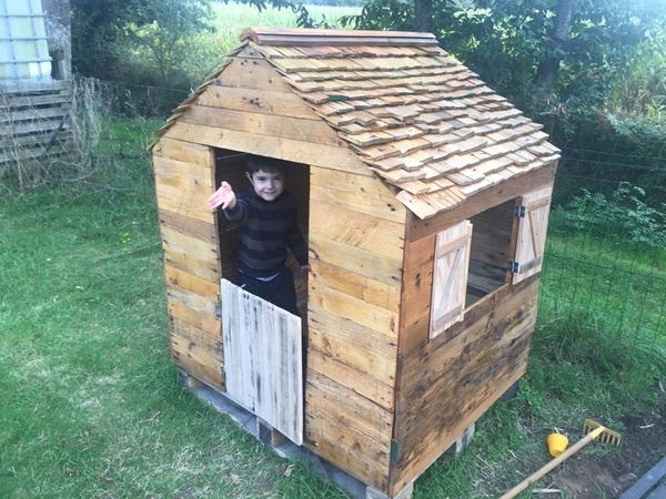 Cabane en bois de palettes
