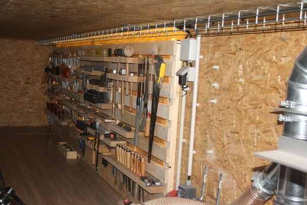 Rayon d'outillage avec éclairage indirect par bandes LEDS