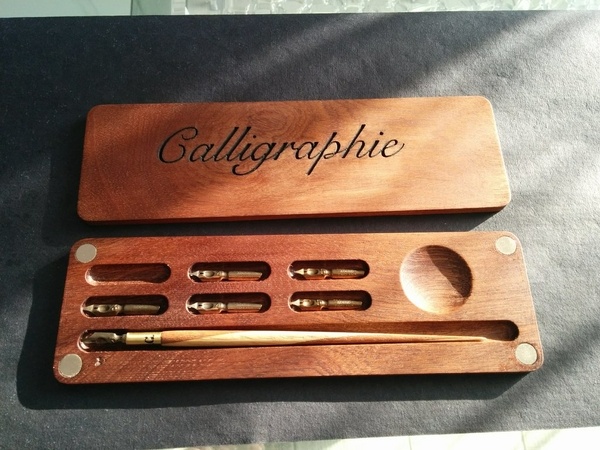 Plumier et porte-plume de caligraphie