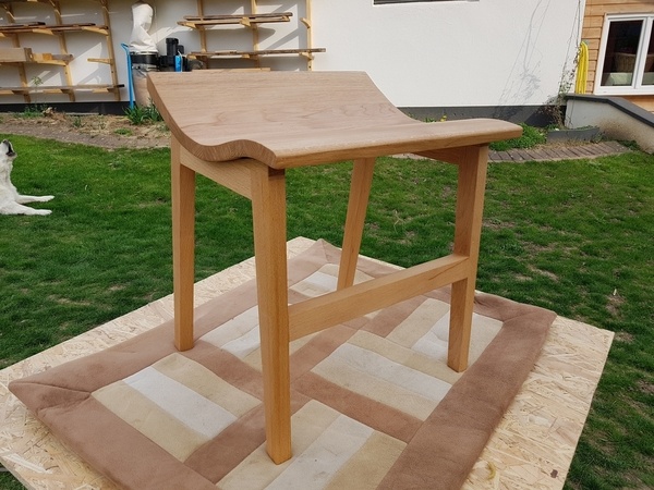 Tabouret à l'assise galbée