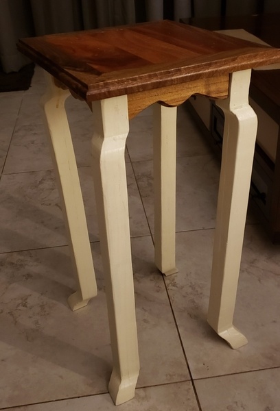Petite table d'appoint avec pieds galbés