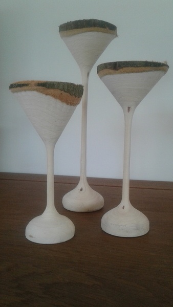 Trois petits vases tournés en bois vert