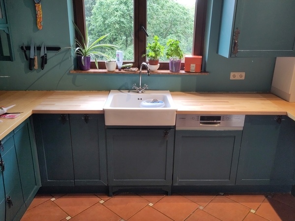 Chantier terminés avec les deux plans de travails adjacents à l'évier remplacés.