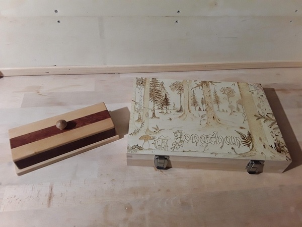 Coffret ciseaux à bois plus support pierre affutage avec couvercle.