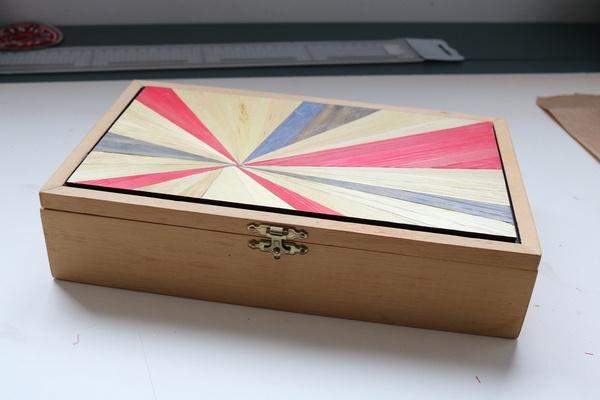 Boite avec couvercle en marqueterie de paille