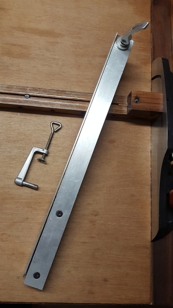 Planche à recaler et sa butée à angle réglable