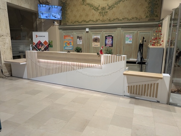 Borne d'accueil MDF et Chêne