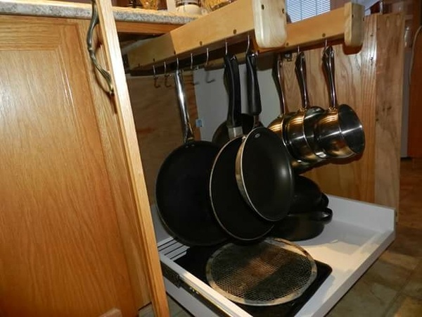 Supports coulissants pour poêlons et chaudrons.