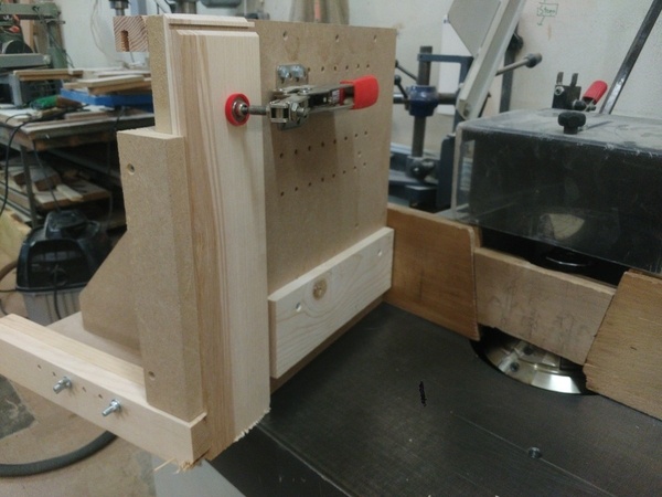 Poussoir pièces debout pour toupie