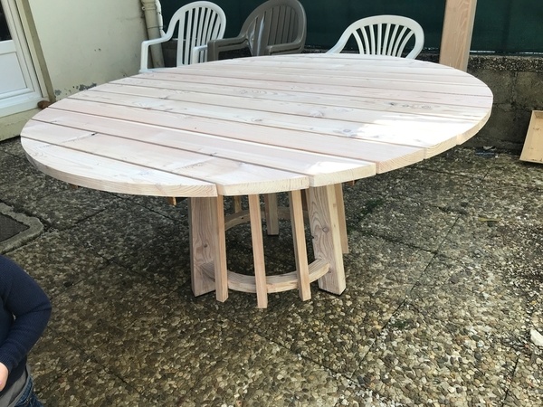 Table d’extérieur avec pied central