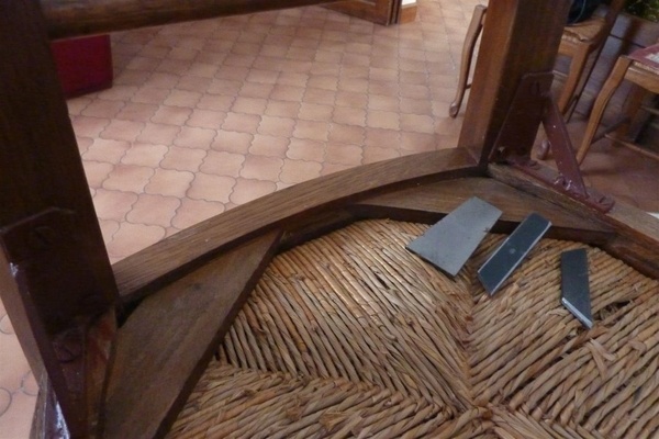 Rentorts metal sur chaises bois