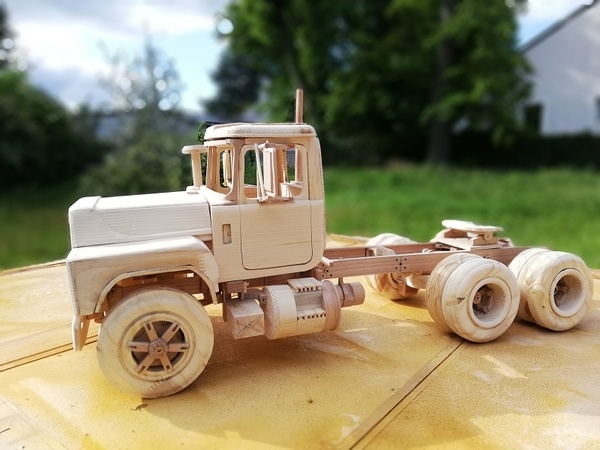 Deux modèles MACK ; R600 et DM600