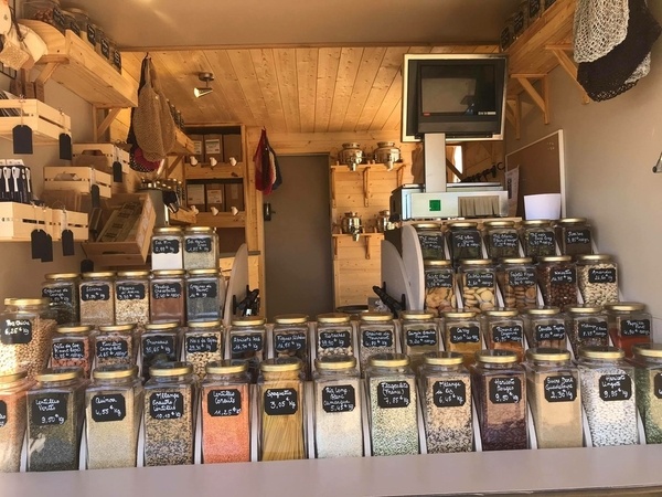 Aménagement d'une épicerie itinérante Vrac & Bio