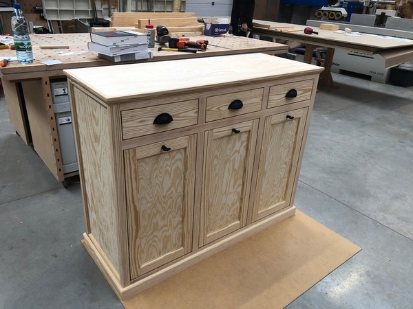 Petit meuble de rangement pour le linge sale