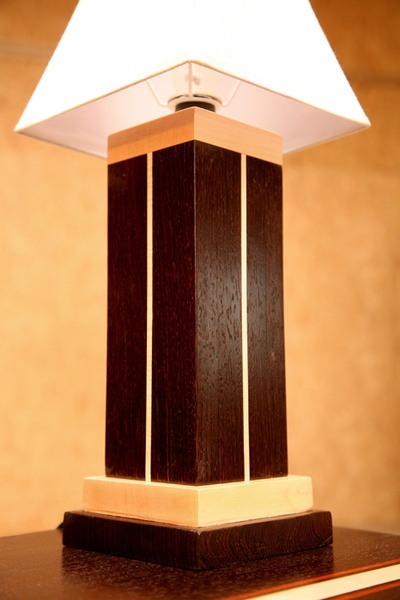 Lampe de chevet de créateur en Wengé massif