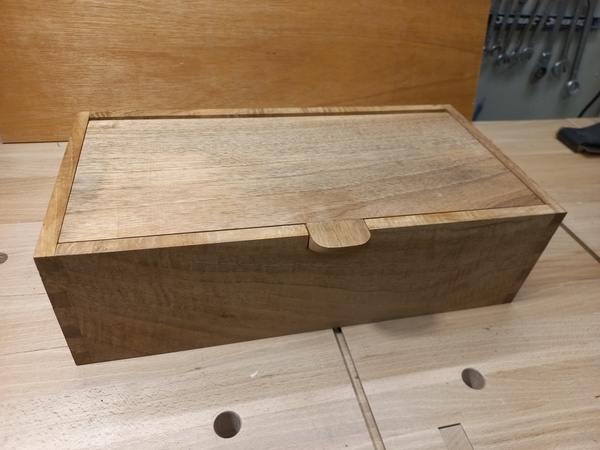 Boîte avec queues d aronde