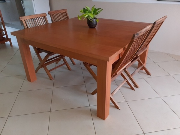 Table carré pour 8 personnes